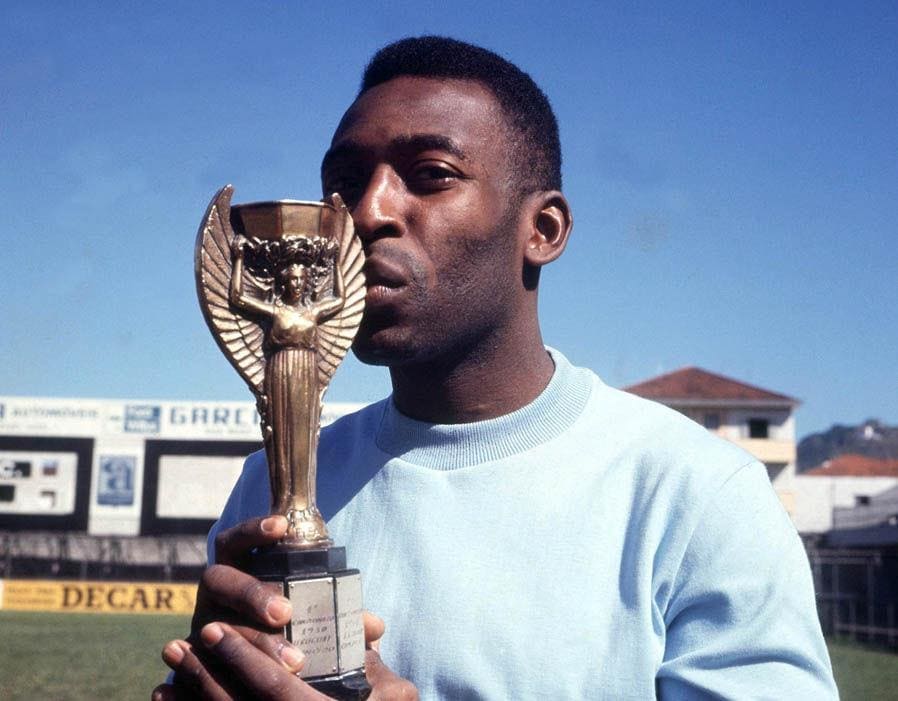 Pelé embrassant le Trophée Jules Rimet suite à la victoire du Brésil durant la Coupe du Monde 1970